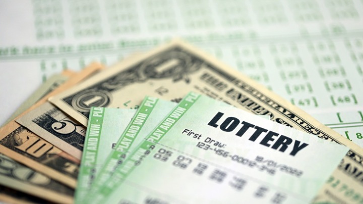 Osvojili su ogromnu sumu na lutriji, a to im je UNIŠTILO ŽIVOT