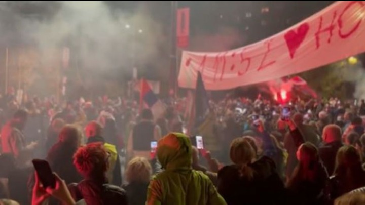 Studenti iz Novog Pazara stigli u Beograd: Doček uz "pumpanje" i vatromet (VIDEO)