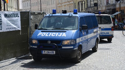 Drama u Sloveniji: Rafali u romskom naselju u Novom Mestu (VIDEO) Drama u Sloveniji: Rafali u romskom naselju u Novom Mestu (VIDEO)