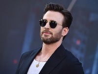 Slavni glumac koji je proglašen za NAJBOLJEG FRAJERA NA SVETU postao tata: Njegova 16 GODINA MLAĐA žena rodila devojčicu Slavni glumac koji je proglašen za NAJBOLJEG FRAJERA NA SVETU postao tata: Njegova 16 GODINA MLAĐA žena rodila devojčicu