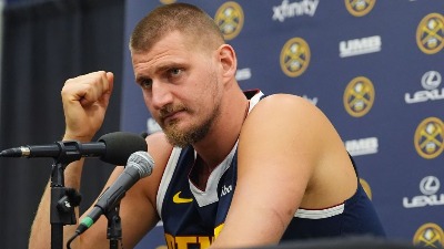 Kad Jokić priča sudije slušaju (VIDEO)
