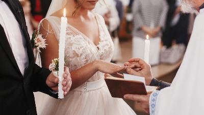 Mladi iz Dubrovnika sveštenik NIJE DOZVOLIO da je tata otprati do oltara: "Rekao mi je da to nije po Bibliji" Mladi iz Dubrovnika sveštenik NIJE DOZVOLIO da je tata otprati do oltara: "Rekao mi je da to nije po Bibliji"