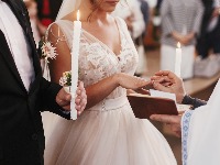 "VIŠE NE RAZGOVARAMO": Mlada pokazala haljinu u kojoj je njena svekrva došla na venčanje (VIDEO) 