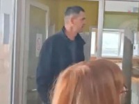 Gimnazijalci skinuli vrata kabineta novog direktora, potom mu pružili sendvič i oterali ga (VIDEO)