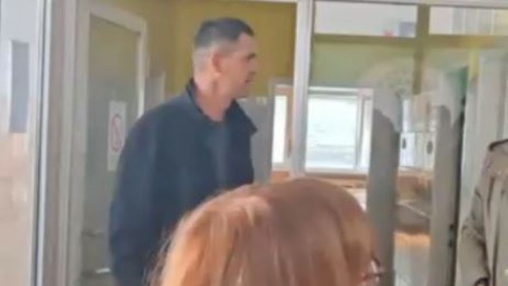 Gimnazijalci skinuli vrata kabineta novog direktora, potom mu pružili sendvič i oterali ga (VIDEO) Gimnazijalci skinuli vrata kabineta novog direktora, potom mu pružili sendvič i oterali ga (VIDEO)