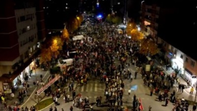 (UŽIVO) Studenti iz Novog Pazara stigli u Inđiju: Doček uz muziku i baklje (FOTO, VIDEO) (UŽIVO) Studenti iz Novog Pazara stigli u Inđiju: Doček uz muziku i baklje (FOTO, VIDEO)