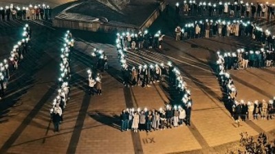 Tišina koja sve govori: Dirljive scene u Kraljevu - evo kako je odata pošta žrtvama pada nadstrešnice (VIDEO) Tišina koja sve govori: Dirljive scene u Kraljevu - evo kako je odata pošta žrtvama pada nadstrešnice (VIDEO)