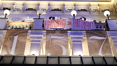 "Ne želimo dijalog sa Bokanom, želimo samo da mu vidimo leđa": Protest ispred Narodnog pozorišta