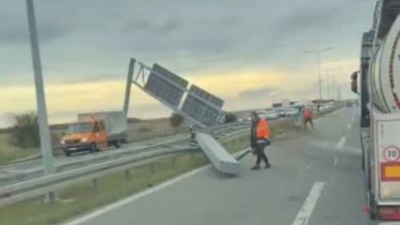 Nesreća na auto-putu: Kamionom srušio konstrukciju, OGROMNE kolone (FOTO, VIDEO)