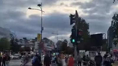 Zborovi blokirali raskrsnicu u NS: Prikupljanje potpisa za oslobođenje studenata i političkih zatvorenika (VIDEO)