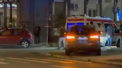 Vozila od siline udara ZAVRŠILA na trotoaru: Teška saobraćajna nesreća u NS (VIDEO)