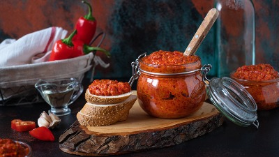 Ajvar iz rerne zaludeo domaćice u Srbiji! Brzo se pravi, a imaćete ukusnu zimnicu 