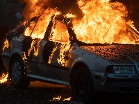 DRAMA na Čukarici: Zapaljeno više automobila (VIDEO/FOTO)