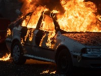 Zapaljen skupoceni "mercedes" na Voždovcu: Planula još 4 vozila