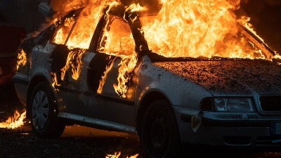 Zapaljen skupoceni "mercedes" na Voždovcu: Planula još 4 vozila