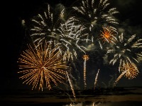 Peh na novogodišnjem performansu: Dronovi u Budvi popadali u more (VIDEO)