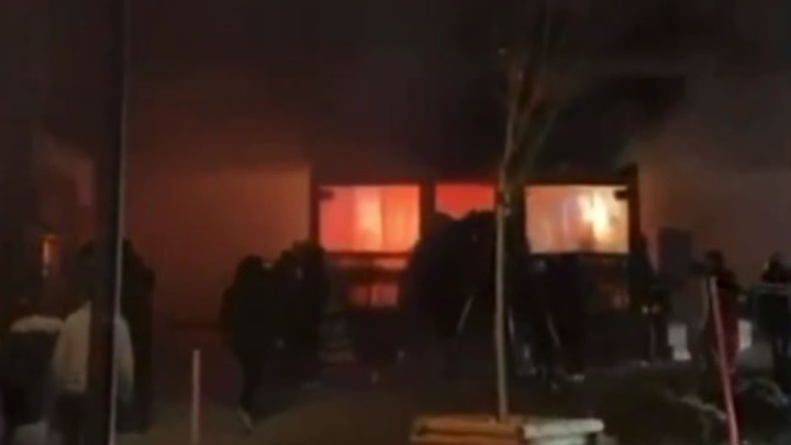 Ovo je trenutak kad je izbio stravičan požar tokom dočeka (VIDEO)