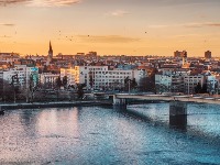 HEROJSKI ČIN PROFESORA Video da se devojka davi, pa skočio u hladan Dunav da je spasi