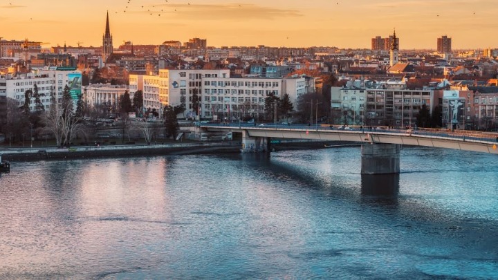 HEROJSKI ČIN PROFESORA Video da se devojka davi, pa skočio u hladan Dunav da je spasi