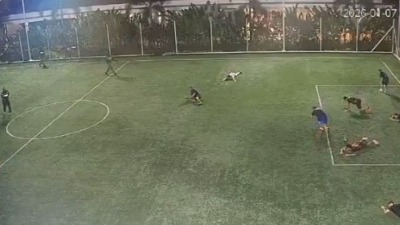 MASAKR tokom fudbalskog meča: Naoružani ljudi upali na teren i UBILI TRI OSOBE (UZNEMIRUJUĆI VIDEO)