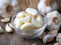 Stavila je čen belog luka pod jastuk: Ono što se dogodilo ujutro IZNENADILO je mnoge 