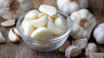 Stavila je čen belog luka pod jastuk: Ono što se dogodilo ujutro IZNENADILO je mnoge 