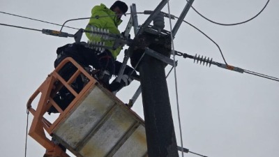 EDS: Više od 600 montera na terenu, stabilizovana situacija sa napajanjem strujom (FOTO)