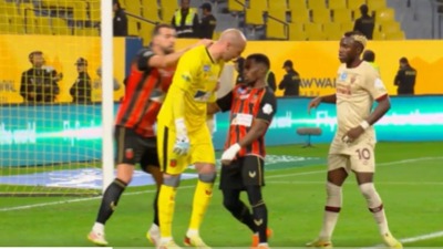 Nasrnuo na saigrače i hteo da ih bije: Milan Borjan napravio HAOS na utakmici (VIDEO)