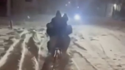 Jeziv snimak nesreće kod Kraljeva: Tinejdžerke pale sa sanki, automobil prešao preko njih (VIDEO)