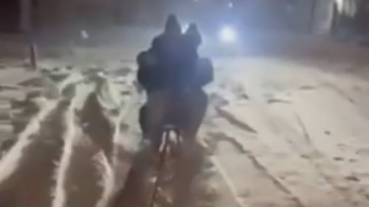 Jeziv snimak nesreće kod Kraljeva: Tinejdžerke pale sa sanki, automobil prešao preko njih (VIDEO)