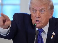 Mreže GORE: Osvanule FOTKE MAJKE Donalda Trampa - kažu da im je kosa ista (FOTO) 