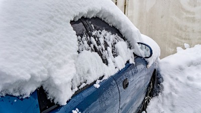 Kako OČISTITI SNEG SA AUTA za 5 minuta: Pola Srbije greši - evo šta znatno skraćuje vreme odleđivanja