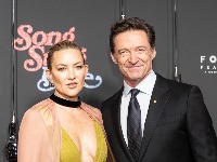 SKANDAL zbog novog filma Hjua Džekmena i Kejt Hadson: "Moj otac se prevrće u grobu" (FOTO/VIDEO)