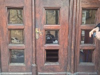 MUP: Krivična prijava protiv žene zbog lomljenja prozora i vrata Patrijaršije SPC (FOTO)