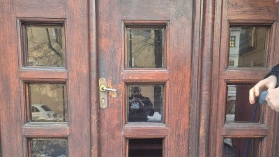 MUP: Krivična prijava protiv žene zbog lomljenja prozora i vrata Patrijaršije SPC (FOTO)