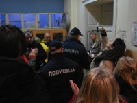 Haos u Prvoj niškoj gimnaziji: Direktorka odbila primopredaju i pozvala policiju, zaposleni joj pevaju "A sad adio" (VIDEO)
