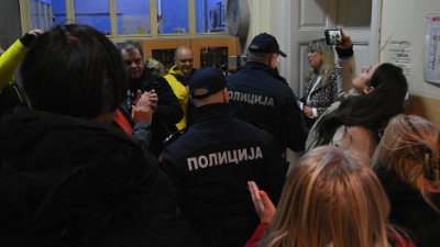 Haos u Prvoj niškoj gimnaziji: Direktorka odbila primopredaju i pozvala policiju, zaposleni joj pevaju "A sad adio" (VIDEO)