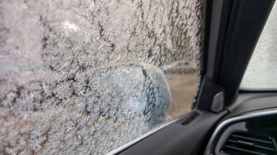 Magle vam se stakla u autu? Stručnjak otkriva da JEDNO DUGME može da ih odmagli u sekundi