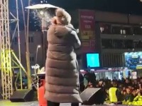 Narod bez struje, Ana Bekuta za 4,5 miliona: Pevačica zasuta grudvama u Čačku (VIDEO)