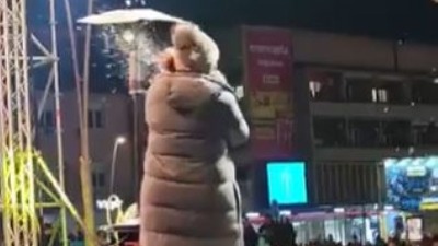 Narod bez struje, Ana Bekuta za 4,5 miliona: Pevačica zasuta grudvama u Čačku (VIDEO)