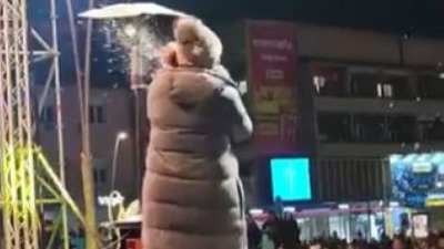 "Samo je Vučić spomenuo ledenice, ka bini su letele grudve": Građani dobili prijave zbog haosa na koncertu Bekute u Čačku