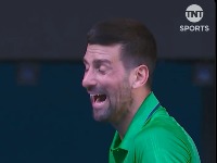 Navijač hteo da provocira, Novak mu šmekerski odgovorio (VIDEO)