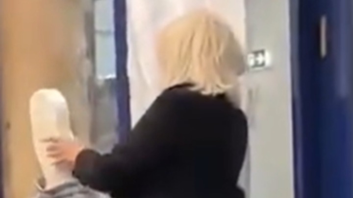 "Nastaviće se…“: Oglasili se studenti nakon što je Darija Kisić otkinula deo makete sa likom Miloša Pavlovića