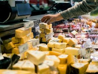 "Izgleda kao sir, a nema veze s njim": Evo kako da prepoznate „LAŽNI SIR“ u marketima 