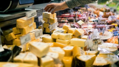 "Izgleda kao sir, a nema veze s njim": Evo kako da prepoznate „LAŽNI SIR“ u marketima 