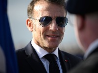 Makron sa naočarama i "crvenim okom" zapalio mreže: Od Davosa do Top Gana