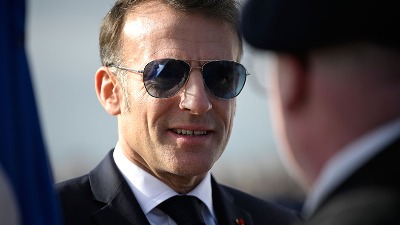 Makron sa naočarama i "crvenim okom" zapalio mreže: Od Davosa do Top Gana