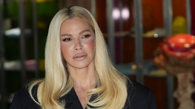 "Daj Bože da svi izgledamo ovako za 20 godina": Mreže gore zbog brutalne figure Nataše Bekvalac crnoj kratkoj haljini (VIDEO) 