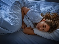 Trik za spavanje neuronaučnika ukoliko se budite često tokom noći: Tvrdi da ćete zaspati za 5 minuta (VIDEO)