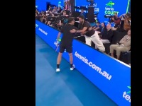 Federer video Novaka i prekinuo meč: Odmah otrčao da ga zagrli (VIDEO)